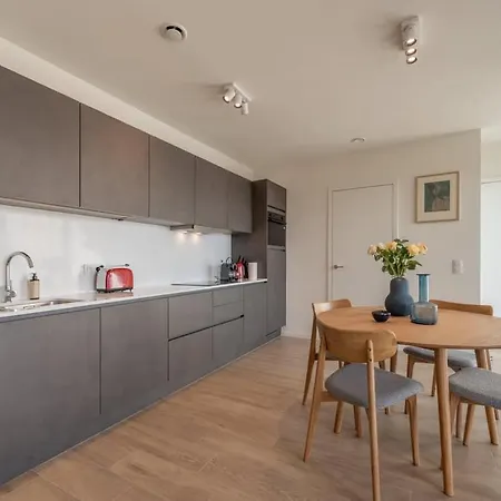 Modern With Stunning Terrace & Views Lägenhet
